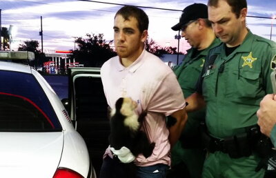 Fotografia care a făcut furori pe net. A fost arestat cu o maimuţă pe piept!