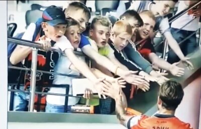 Corespondență GSP din Rusia  » VIDEO + FOTO 3 întâmplări prin care am luat pulsul orașului Ekaterinburg: cine e românul care strălucește pe "Zidul Gloriei" + Experiență familiară pe mijloacele de transport în comun :)