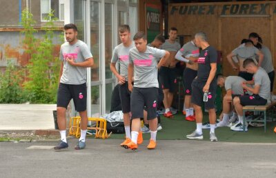 Corespondență GSP din Brașov » FOTO Imagini din cantonamentul FCSB-ului: ce metode inedite de antrenament au folosit fotbaliștii lui Dică