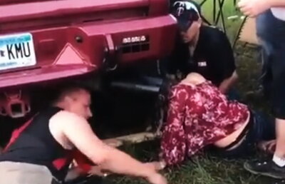 VIDEO Imagini nemaivăzute! A rămas blocată cu capul în toba de eşapament