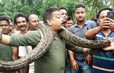 VIDEO A vrut să îşi facă o poză cu un piton, însă a avut parte de trauma vieţii lui