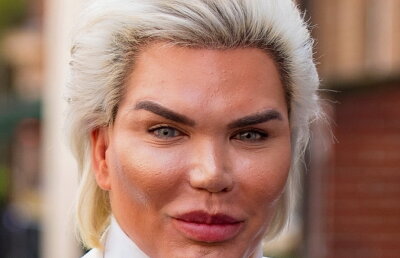 FOTO Păpușa vie Ken a șocat întreaga lume! Uite cum a putut să apară pe stradă!