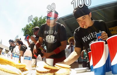 VIDEO Incredibil! A mâncat 113 clătite în 8 minute