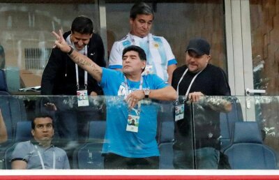 Costin Ștucan sesizează o imagine stupefiantă: ce era pe geamul lojei lui Maradona?! + O întrebare frontală: s-a drogat? 