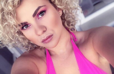 GALERIE FOTO Superba blondă care face ravagii pe rețelele de socializare:  "Visez să cânt pe un stadion imens!"