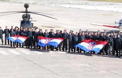 FOTO + VIDEO Croaţii, încurajaţi din aer, de pe mare şi de la sol de armată: "O inimă, un suflet, o Croaţie!"