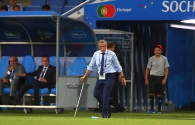 VIDEO Impresionant! Minutul de 400.000 de vizualizări: Tabarez tremurând, în cârje, pe maginea terenului! Așa a trăit selecționerul Uruguayului finalul meciului cu Portugalia