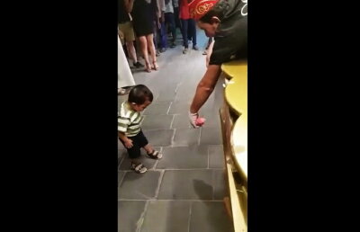 VIDEO Cel mai tare show cu îngheţată turcească. Îţi va face ziua mai frumoasă!