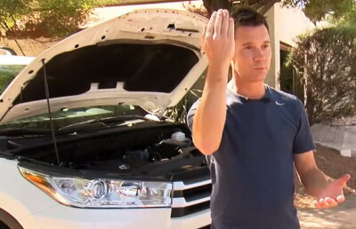 Video şocant. I-a apărut din senin un şarpe pe parbriz!