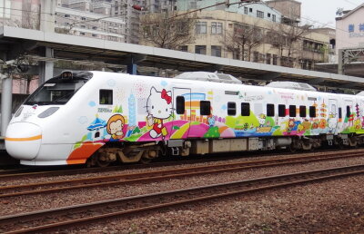 GALERIE FOTO Trenul "Hello Kitty", introdus pe liniile ferate din Japonia