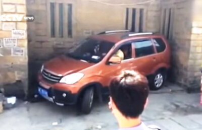 VIDEO El e cel mai inventiv șofer. E incredibil cum își parchează mașina!