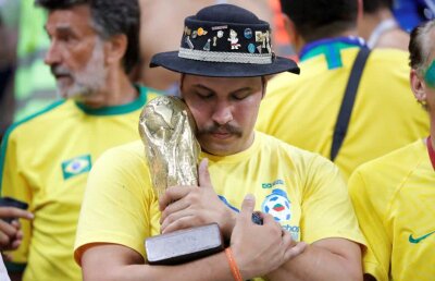 GALERIE FOTO Imagini emoționante cu fanii Braziliei » Lacrimi și disperare după ce Seleçao a fost eliminată