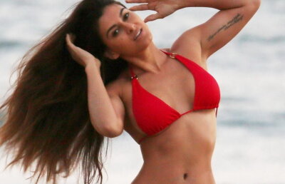 GALERIE FOTO Fosta soţie a lui Lorenzo Lamas în poziţii incendiare pe plaja din Malibu