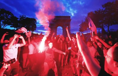 Pour l'éternité » 15 imagini FABULOASE surprinse pe străzile Franței după calificarea în finala Mondialului