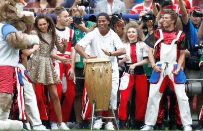 VIDEO+FOTO Ronaldinho a făcut spectacol în deschiderea finalei Mondialului! A cântat alături de alte trei nume celebre