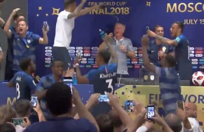 VIDEO Imagini memorabile! Ce a pățit Deschamps în timp ce le explica jurnaliștilor cum a triumfat în Rusia