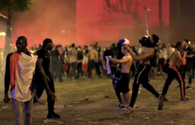 VIDEO+FOTO Bucurie dusă la extrem în Paris! Fanii s-au luat la bătaie cu forțele de ordine