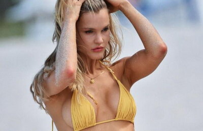 GALERIE FOTO Așa ceva vezi rar. Blondina asta a rupt toate topurile la plajă!