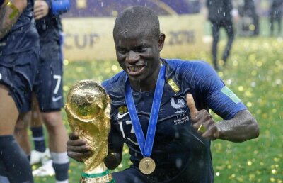 VIDEO Două momente tari cu starul sfios al Franței » Cum era să rămână fără trofeu + reacție genială în autocar