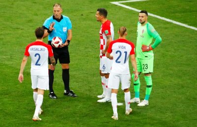 Arbitrul finalei desființat: "Să joace cu mâinile la spate! Pitana ar da penalty și contra unui jucător cu un singur braț!"
