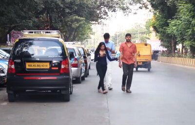 VIDEO O tânără a luat de mână bărbați de pe stradă » Reacțiile lor au fost de milioane!