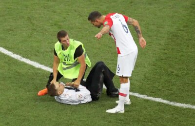 Arest pentru fanii care au pătruns pe teren în timpul finalei CM » Nu e singura pedeapsă primită de Pussy Riot