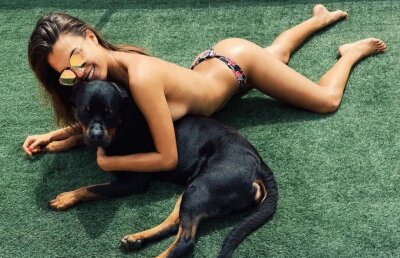 FOTO Devoratoarea de fotbaliști a fost dată de gol de foștii iubiți » Trimite selfie-uri nud starurilor din fotbal!