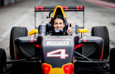 FOTO&VIDEO Imagini senzaționale pe circuitul de Formula 1 cu cea mai bună handbalistă a lumii » Cristina Neagu, show cu 200 km pe oră!