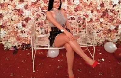 GALERIE FOTO Noua senzație de pe net! Românca sexy care cântă fantastic asaltată de fani pe Facebook