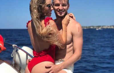 FOTO Vacanță meritată pentru un star de la CM! Răsfăț sexy de la iubita lui