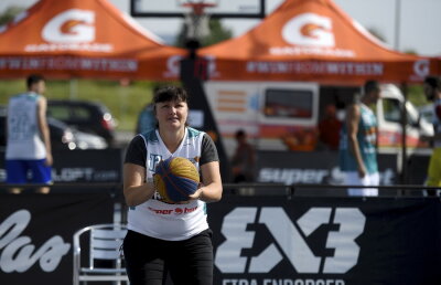 GALERIE FOTO » Luminița Huțupan s-a apucat de baschet și-a făcut spectacol la Râmnicu Vâlcea Streetball