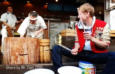 VIDEO Aşa ceva vezi o dată în viaţă! Ei sunt cei mai rapizi muncitori