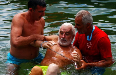 FOTO & VIDEO Un bulgar de 64 de ani a doborât recordul de înot cu mâinile şi picioarele legate