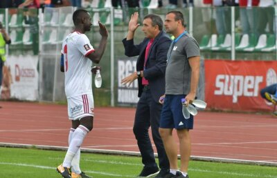 SEPSI - CRAIOVA 1-0. Eugen Neagoe a dezvăluit cum a intrat în posesia fularului cu care a apărut în timpul interviurilor