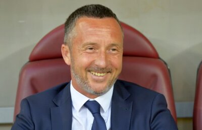 CORESPONDENȚĂ DIN CROAȚIA FOTO MM râde de terenul de județeană unde se va juca diseară