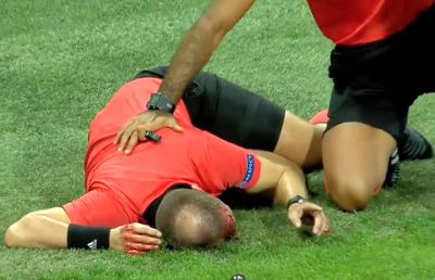 EUROPA LEAGUE // VIDEO Imagini TERIBILE la partida dintre Sturm Graz și AEK Larnaca! Un fan a făcut KO arbitrul și l-a umplut de sânge