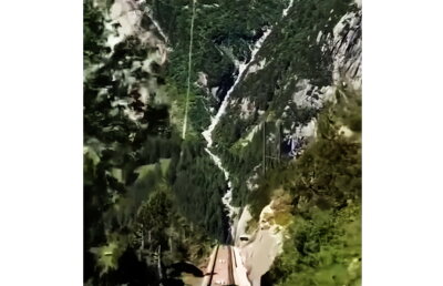 VIDEO Peisaj care îţi taie răsuflarea. Uite pe unde poate merge un tren!