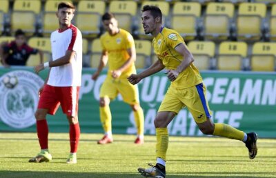 FOTO Petrolul Ploiești, primul pas spre promovarea în Liga 1! "Dubla" fundașului cu 122 de meciuri în Liga 1 a rezolvat partida