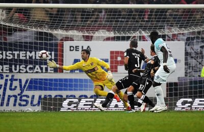 Lecție defensivă de la Mister » Dinu îi învață pe „câini” cum să se apere mai bine: "La noi se antrenează șotronul și miuța!"