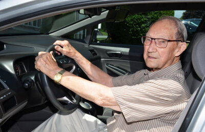 FOTO La 100 de ani merge în continuare cu mașina!