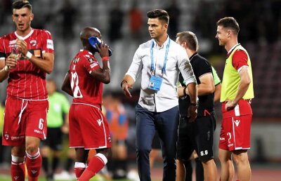 GALERIE FOTO Cum și-a motivat Florin Bratu jucătorii înaintea meciului cu Viitorul: mesajele apărute în vestiarul "câinilor"