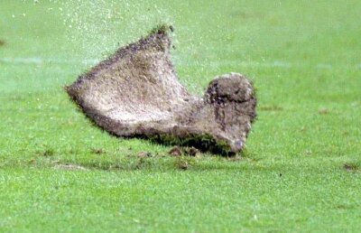 EXCLUSIV Incredibil! De ce gazonul de pe "Ion Oblemenco" arată ca un câmp de cartofi: "Butonul ăsta ce face? Hai să-l închidem!" :)