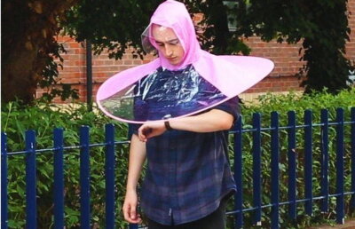 FOTO Cel mai tare accesoriu care te va scăpa de ploaie! Tu ai purta aşa ceva?