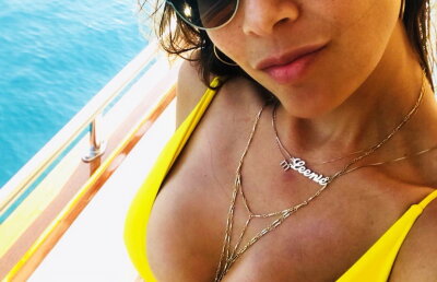 FOTO Superbă în vacanță » Imagini incendiare la plajă cu cea mai sexy divă din Balcani