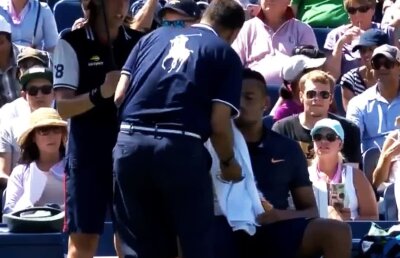 Episod incredibil la US Open! » Arbitrul a coborât din scaun pentru a-l încuraja pe Kyrgios: "Nu ești tu acum, vreau să te ajut". Reacție dură a adversarului