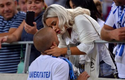 FOTO Barbie a lui Alex » Alesia, iubita golgeterului Ligii 1, îl însoţeşte pe Mitriţă la fiecare meci