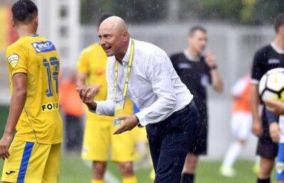Petrolul - ASU Poli 2-0 » Amenințat cu demisia dacă nu câștiga, Grozavu a răbufnit: "Haideți, mă, dați-vă-n p**a mea!"