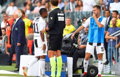 FOTO UPDATE Amendă uriașă primită de Douglas Costa după gestul oribil din meciul Juventus Torino - Sassuolo » Câte etape de suspendare a primit brazilianul