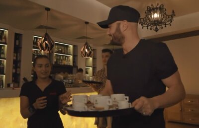 De la actorie la cărat de tăvi » Mihai Bendeac a ajuns ospătar într-un restaurant din Alexandria