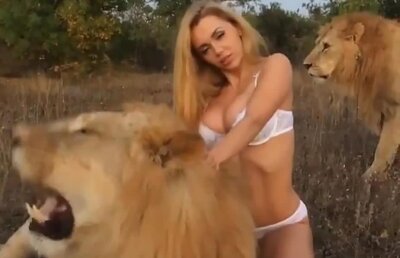 VIDEO&FOTO Curaj extrem! Un fotomodel s-a pozat semi-nud alături de doi lei